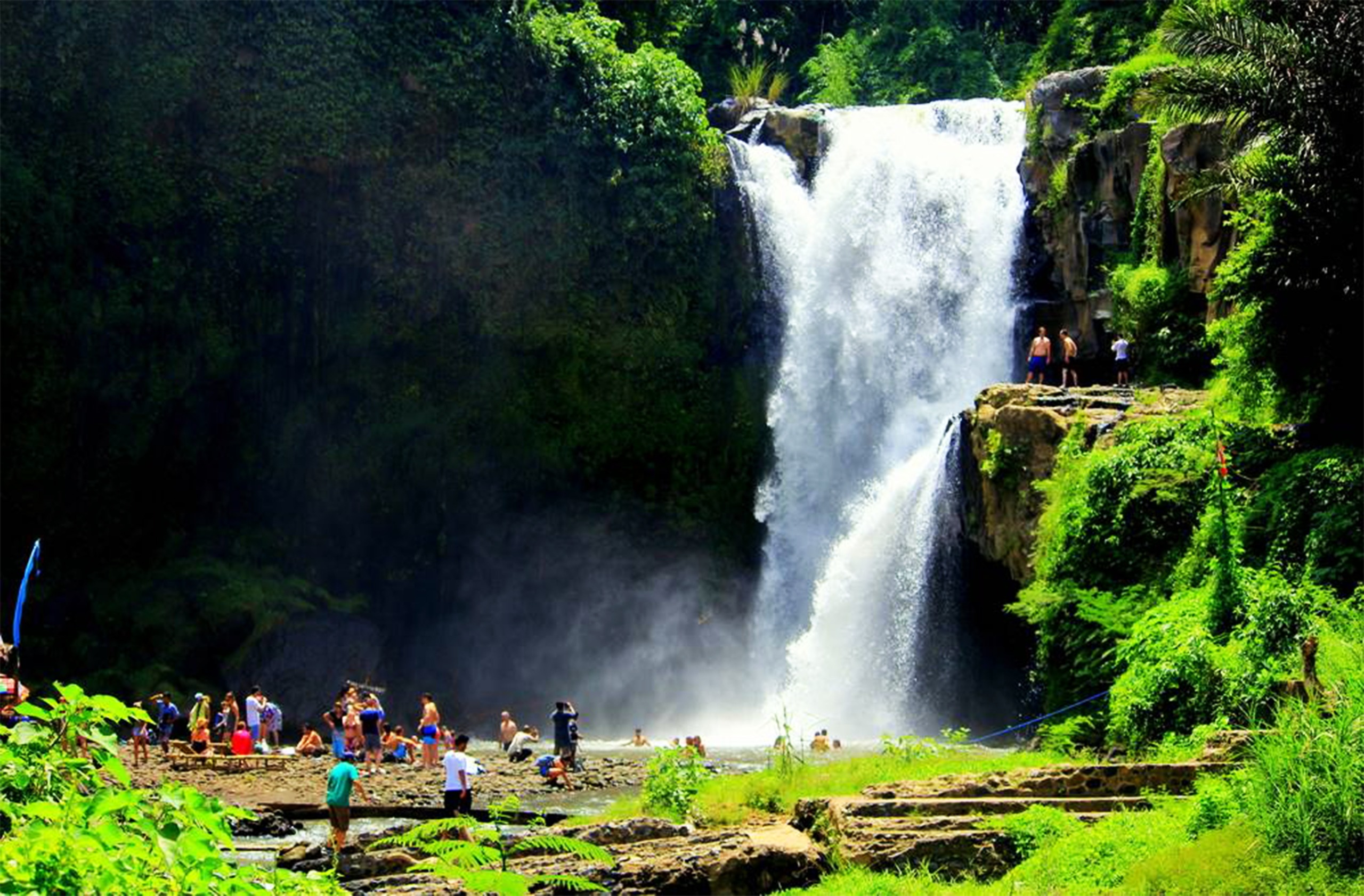 Tegenungan waterfall