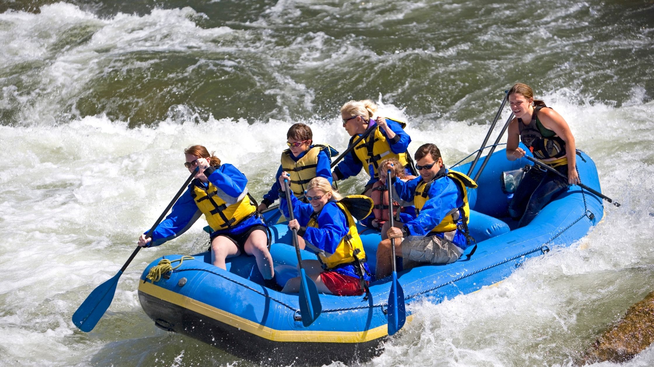 What to Wear for River Rafting